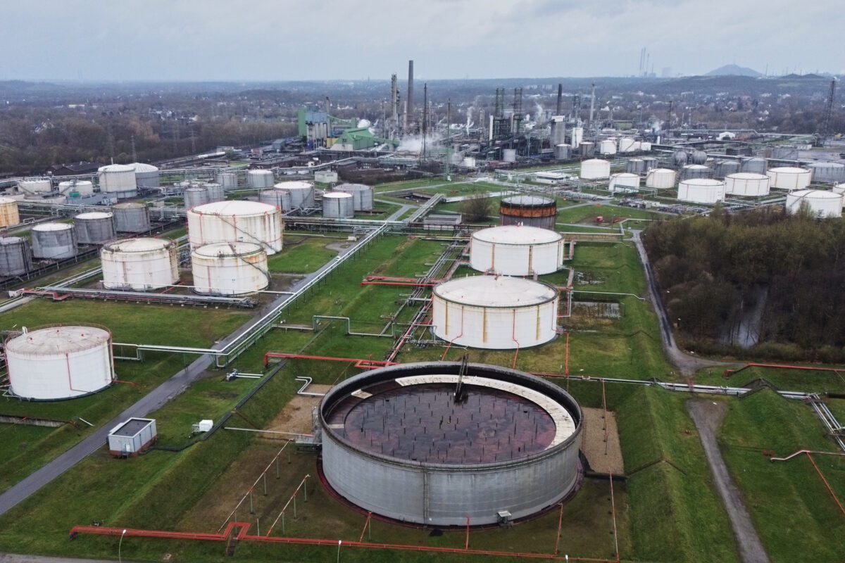 Z&aacute;soby ropy v krajin&aacute;ch OECD klesli na najniž&scaron;iu &uacute;roveň za viac ako 35 rokov - SITA.sk