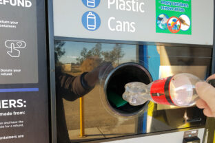 NARRABRI, NSW/AUSTRALIA – JUNE 10, 2019: Return and Earn public return point for recycling of empty cans, bottles or carton drink containers. Reverse Vending Machine for refund &amp; recycling solutions.