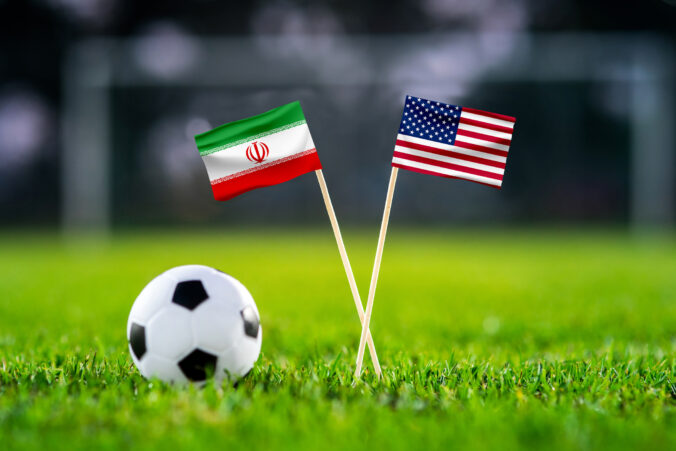 Ľudia, ktorí nie sú schopní dodržiavať pravidlá, by nemali byť hostiteľmi MS. Irán kritizuje USA