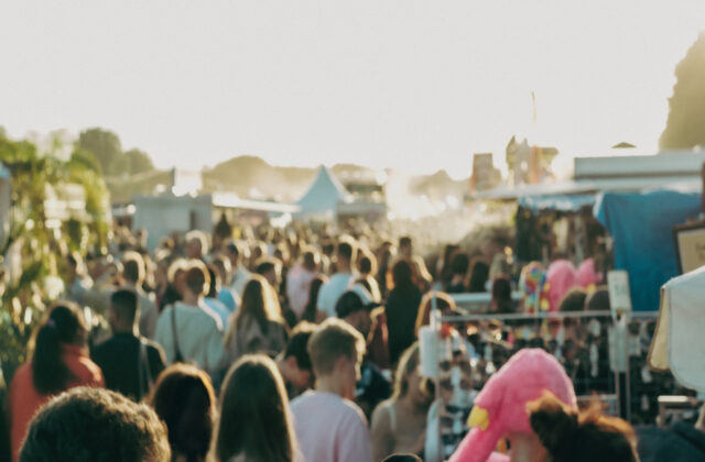 Festivalová sezóna je raj pre podvodníkov so vstupenkami, NBÚ varuje pred ich čoraz sofistikovanejšími metódami