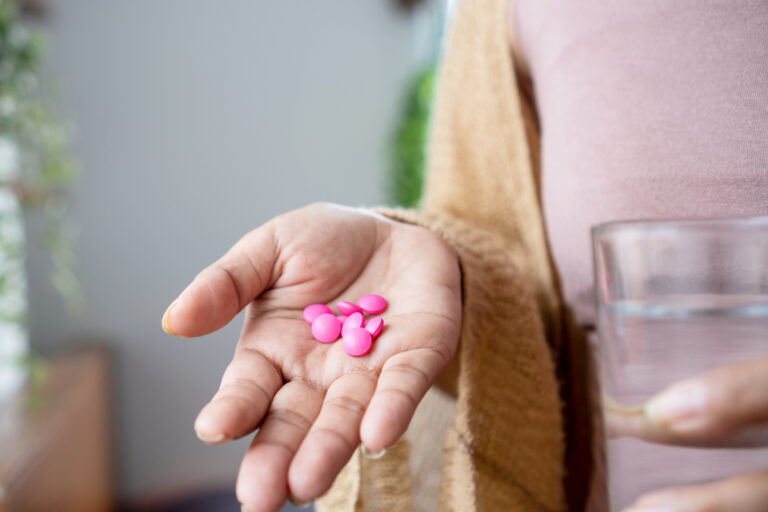 Tabletka, ktorú berieme automaticky. Kedy sa však ibuprofén mení z pomocníka na riziko?