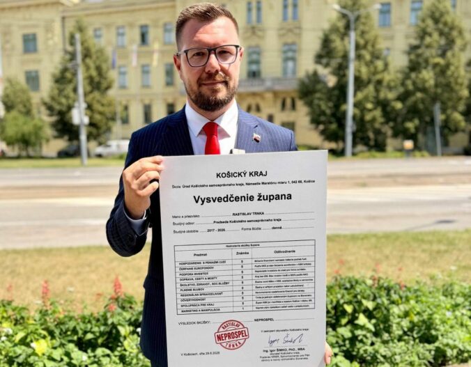 Päťky a jedna jednotka. Šimko vystavil vysvedčenie županovi Trnkovi – FOTO