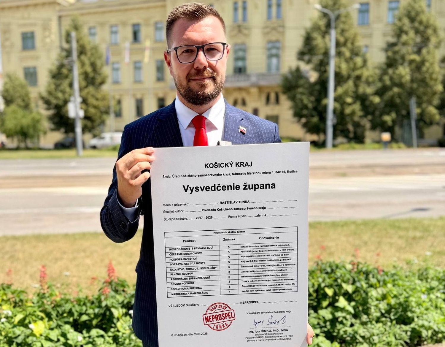 P&auml;ťky a jedna jednotka. &Scaron;imko vystavil vysvedčenie županovi Trnkovi - FOTO - SITA.sk