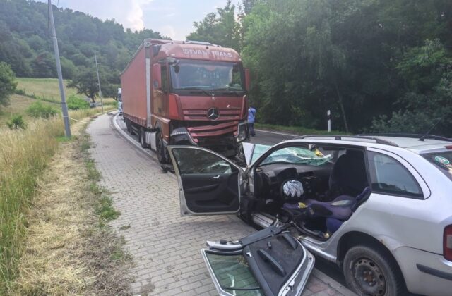 Pri zrážke osobného auta s kamiónom v Giraltovciach zomreli dve ženy, vodič sa ťažko zranil – FOTO