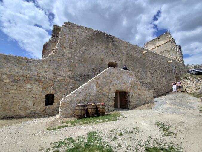 Hrad Beckov je jednou z najnavštevovanejších historických pamiatok na západnom Slovensku.