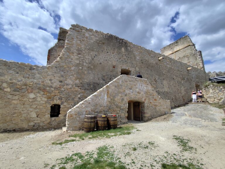 Hrad Beckov je jednou z najnavštevovanejších historických pamiatok na západnom Slovensku.