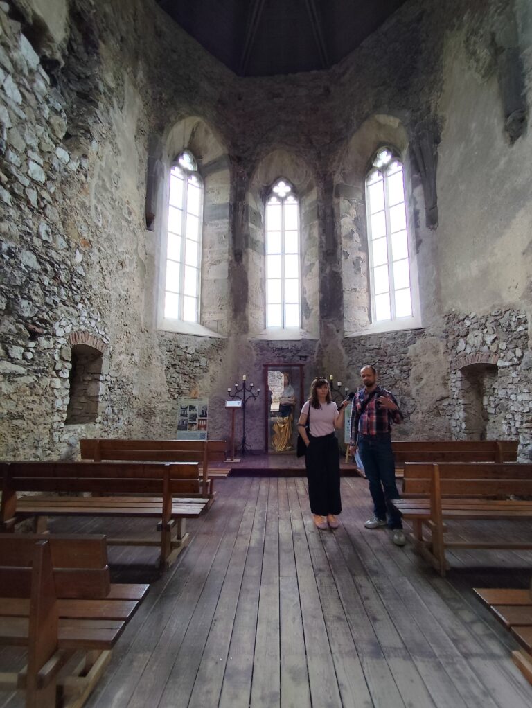 Hradná kaplnka je jedným z architektonických klenotov Beckova. Zachovali sa v nej gotické fresky, kamenné detaily aj vzácne prvky stredovekej výzdoby, ktoré približujú život na hrade počas jeho najväčšieho rozkvetu.
