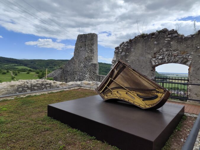 Zvuková inštalácia Piano Listening to Itself od kanadského umelca Gordona Monahana bola súčasťou programu Európskeho hlavného mesta kultúry Trenčín 2026.
