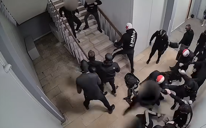 Je zázrak, že prežili. Až 25 ultras fanúšikov Slavie Praha brutálne napadlo len päticu mužov, ktorí fandia inému klubu – VIDEO