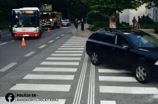 Nehoda autobusu a osobného auta skomplikovala dopravu v Banskej Bystrici, zranil sa jeden cestujúci – FOTO