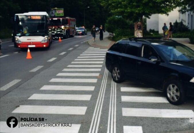 Nehoda autobusu a osobného auta skomplikovala dopravu v Banskej Bystrici, zranil sa jeden cestujúci – FOTO