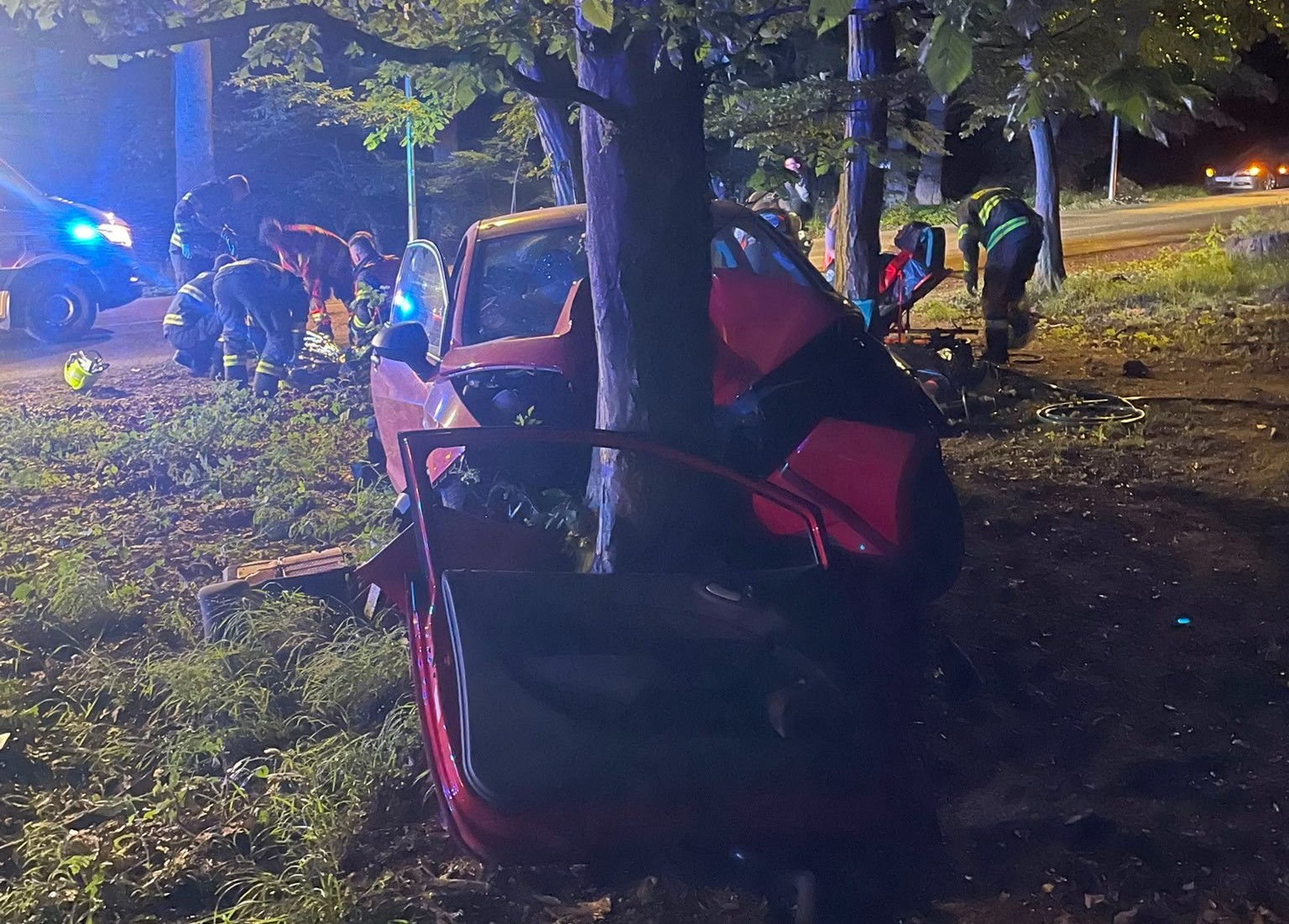 Mlad&aacute; vodička vo vysokej r&yacute;chlosti narazila priamo do stromu, v&aacute;žna nehoda sa stala v Bratislave &ndash; FOTO - SITA.sk
