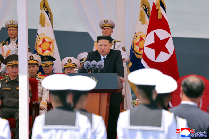 Kim Čong-un avizuje výstavbu 10-tisíctonových vojnových lodí a jadrové vyzbrojenie námorníctva