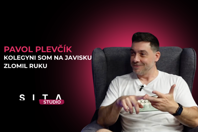 Pavol Plevčík v rozhovore s Matejom Martinčekom počas nahrávania video podcastu v Štúdiu SITA.