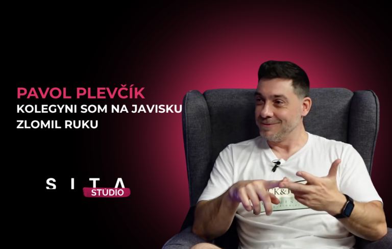 Pavol Plevčík v rozhovore s Matejom Martinčekom počas nahrávania video podcastu v Štúdiu SITA.