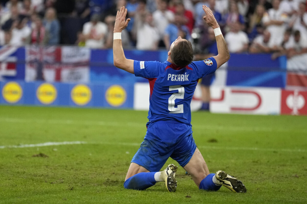ONLINE - Futbal (v&yacute;sledok Slovensko - Čierna Hora): Pekar&iacute;k sa l&uacute;či s reprezent&aacute;ciou. Vyhr&aacute; tr&eacute;ner Weiss st. aj svoj druh&yacute; z&aacute;pas po n&aacute;vrate? - VIDEO, FOTO - SITA.sk