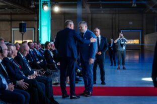 Premiér Robert Fico počas otvorenie nového závodu Winkelmann v Rimavskej Sobote.
