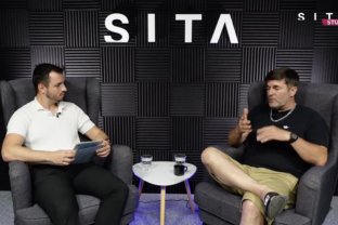 Moderátor Matej "Mett" Martinček a frontman kapely Iné Kafe v štúdiu SITA.