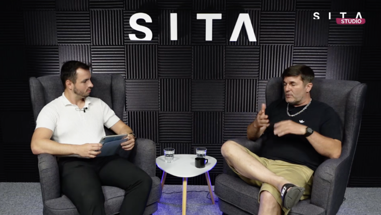Moderátor Matej "Mett" Martinček a frontman kapely Iné Kafe v štúdiu SITA.