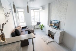biely interiér v malom byte