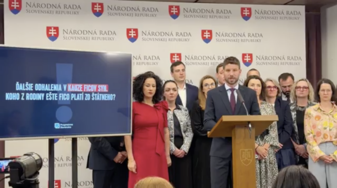 Fico finančne nepomáha len rodine. Zo štátnych peňazí majú podľa Šimečku profitovať aj jeho priateľky – VIDEO