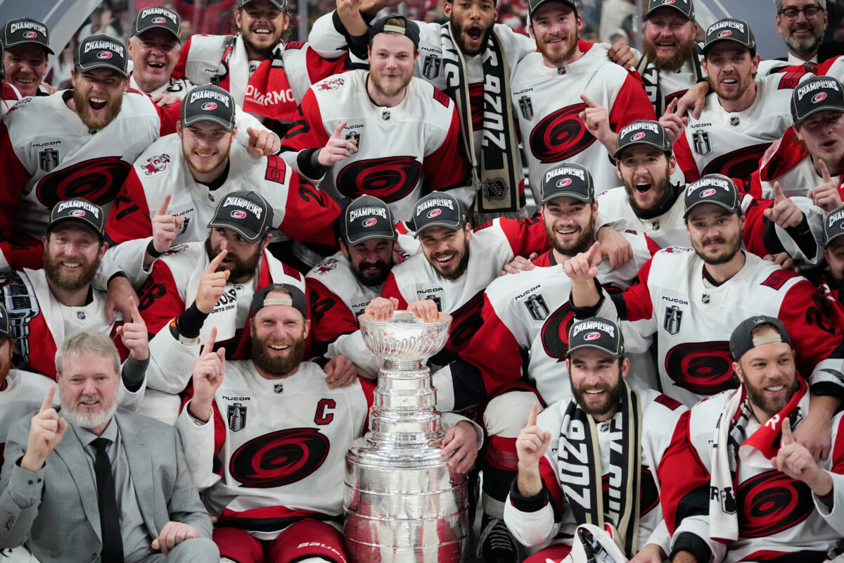 Carolina z&iacute;skala Stanley Cup po 20 rokoch, charizmatick&yacute; Brind&acute;Amour ho m&aacute; ako kapit&aacute;n aj tr&eacute;ner - VIDEO - SITA.sk