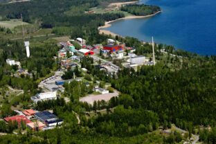 Letecké foto areálu spoločnosti Studsvik pri Nyköpingu