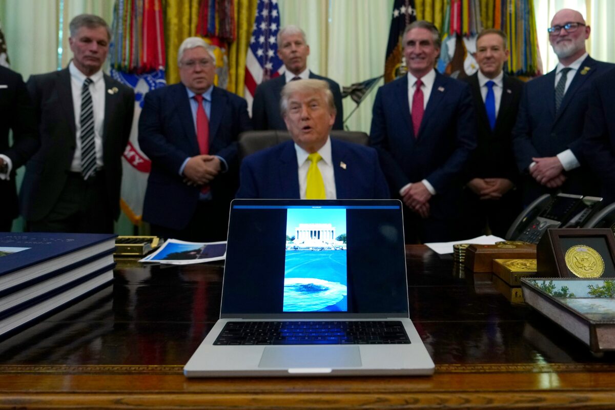 Trump chce pri Lincolnovom pam&auml;tn&iacute;ku vo Washingtone vybudovať vlastn&uacute; promen&aacute;du - SITA.sk