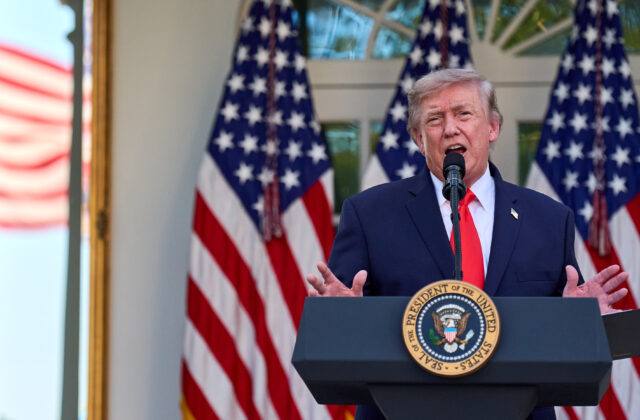 Trump pohrozil 100-percentnými clami krajinám zdaňujúcim digitálne služby