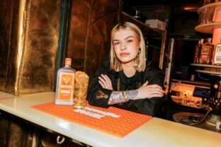 Uvodna fotka_drink zlatokopka a barmanka nikol tomiskova_ucastnicka programu jagermeister scholarship.jpg