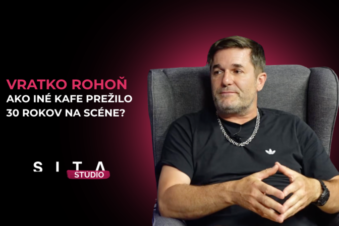 Vratko Rohoň z kapely Iné Kafe počas nahrávania novej epizódy video podcastu Fish & Chips v Štúdiu SITA.