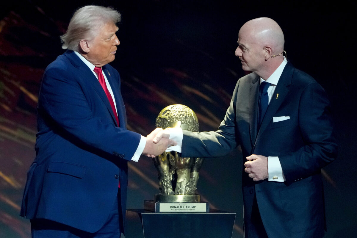 Trump sa z&uacute;častn&iacute; na fin&aacute;le MS vo futbale a odovzd&aacute; v&iacute;ťazn&uacute; trofej, vlani sa postaral o kontroverziu - SITA.sk