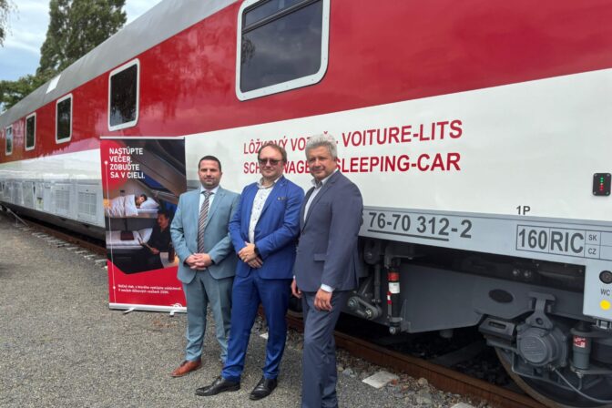 Zastupcovia zssk cd a zos vrutky na predstaveni modernizovaneho lozkoveho vozna zssk 2048x1536 1.jpg