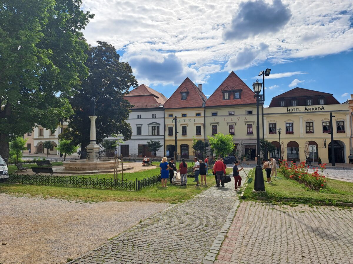 Pred hlavným víkendom Levočskej púte sa v Levoči pustili do veľkého upratovania, všade je čisto, v centre mesta vykosili trávniky.