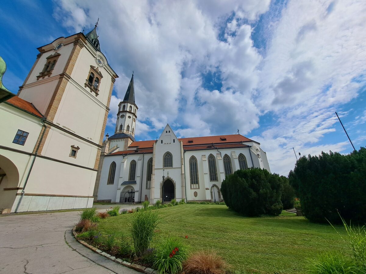 Vľavo: Časť historickej Radnice v Levoči, uprostred Bazilika sv. Jakuba.