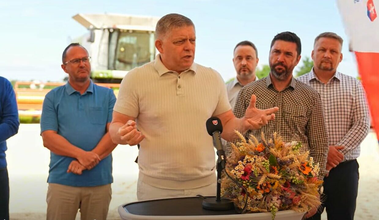 Fico nav&scaron;t&iacute;vil pole pri Senci, kde pr&aacute;ve prebieha žatva. Ocenil nasadenie poľnohospod&aacute;rov v extr&eacute;mnych hor&uacute;čav&aacute;ch &ndash; VIDEO -