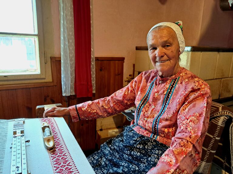 Ľan bol základom prežitia, unikátne remeslo v Tepličke udržiava aj Mária Mezovská.