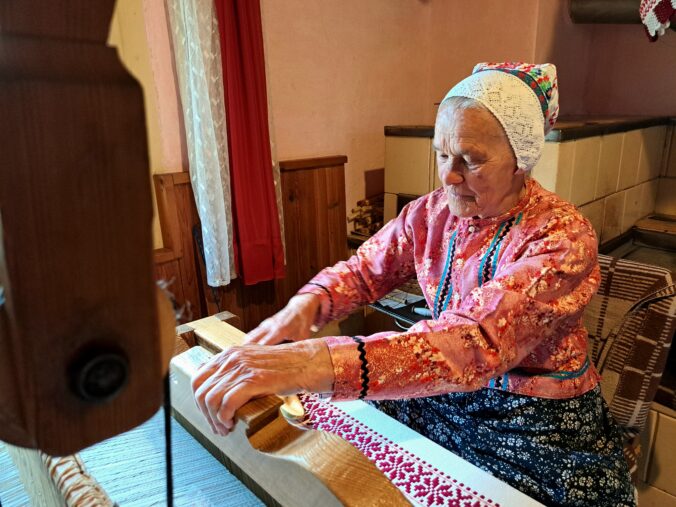 Ľan bol základom prežitia, unikátne remeslo v Tepličke udržiava aj Mária Mezovská.