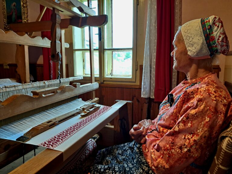 Ľan bol základom prežitia, unikátne remeslo v Tepličke udržiava aj Mária Mezovská.