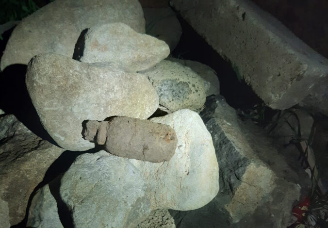 Deti priniesli z lesa domov granát z druhej svetovej vojny