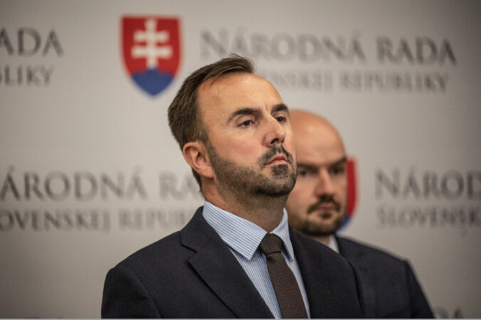 Kišš upozornil na premrštené platy asistentov poslancov Hlasu, koaličná strana obvinenia progresívcov odmieta