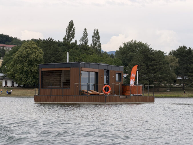 Top foto dňa (17. júl 2026): Zážitkové ubytovanie, Tour de France, lesný požiar, SpaceX a výstava