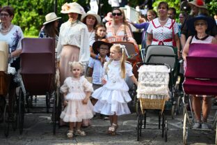 TRENČIANSKE TEPLICE: Retro kočíkovanie
