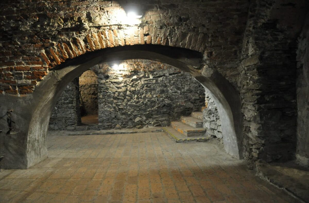 Archeologický nález, Miklušova väznica