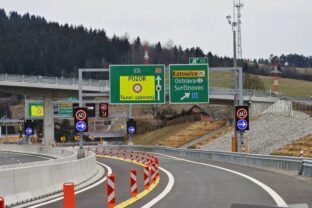 Žilinská krajská polícia vodičom pripomína úplnú uzávierku diaľnice D3 Svrčinovec - Skalité vrátane tunelov Svrčinovec a Poľana.