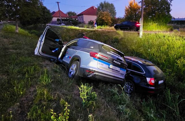 Opitý vodič unikal pred policajtmi, obe autá napokon skončili v odvodňovacom kanáli – FOTO