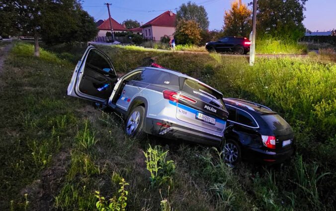 Opitý vodič unikal pred policajtmi, obe autá napokon skončili v odvodňovacom kanáli – FOTO