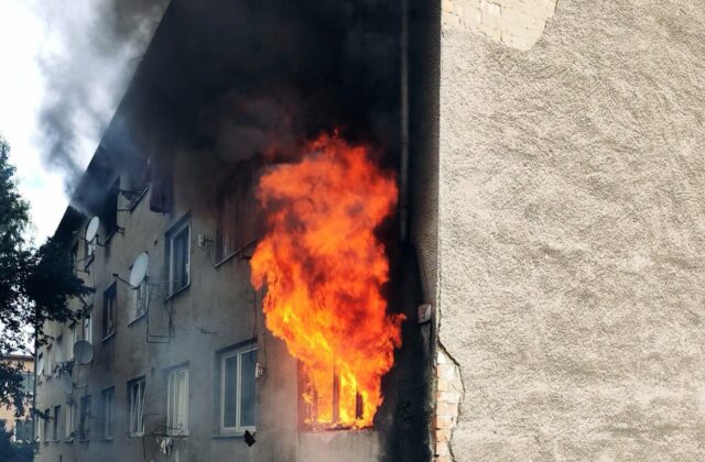 Vo Fiľakove vypukol požiar bytového domu. Štvorročné dieťa museli oživovať, do nemocnice previezli aj ďalších ľudí – FOTO
