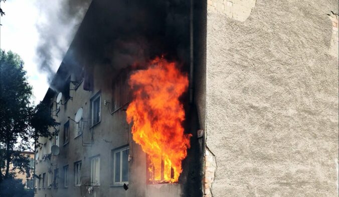 Vo Fiľakove vypukol požiar bytového domu. Štvorročné dieťa museli oživovať, do nemocnice previezli aj ďalších ľudí – FOTO