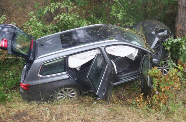 Pri obci Lutila havarovalo auto s deťmi, vodič mal podľa polície dostať mikrospánok – FOTO